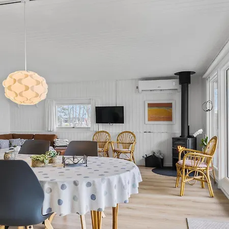 3 Bedroom Lovely In Bjert